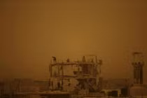 Bầu trời Trung Đông chuyển màu vì bão cát