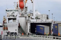 Giải cứu nhiều người nhập cư còn sống khỏi xe tải đông lạnh đến Anh