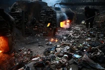 Kinh ngạc dân Syria biến rác thải nhựa thành nhiên liệu