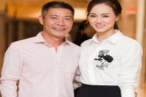 Công Lý thoải mái ôm eo, chụp ảnh cùng bạn gái xinh đẹp