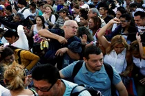 Cảnh dân Venezuela đổ xô sang Colombia mua nhu yếu phẩm