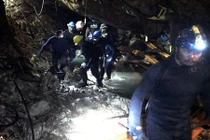 Xúc động loạt ảnh giải cứu đội bóng Thái bên trong hang Tham Luang