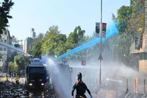 Bạo lực leo thang, cảnh sát Hong Kong trúng tên bắn của người biểu tình