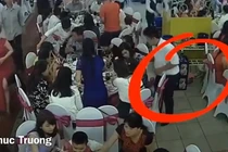 “Soái ca” đi ăn cưới làm hành động bất ngờ khiến ai cũng ngỡ ngàng