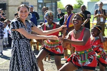 Thăm Nam Phi, Công nương Anh gây sốt vì hành động "lạ"