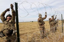 Binh sĩ Mỹ dựng hàng rào dây thép gai ngăn dòng người di cư