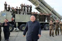 Chủ tịch Triều Tiên giám sát thử nghiệm dàn phóng loạt tên lửa