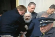 Cảnh sát Anh xông vào đại sứ quán bắt giữ Nhà sáng lập Wikileaks