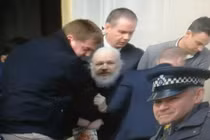 Cảnh sát Anh xông vào đại sứ quán bắt giữ Nhà sáng lập Wikileaks