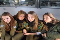 Mê mẩn vẻ đẹp những nữ quân nhân thiện chiến nhất thế giới