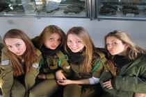 Mê mẩn vẻ đẹp những nữ quân nhân thiện chiến nhất thế giới