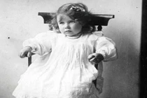 Ảnh hiếm các thành viên Hoàng gia Anh chào đời 100 năm qua