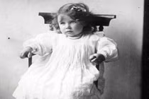 Ảnh hiếm các thành viên Hoàng gia Anh chào đời 100 năm qua