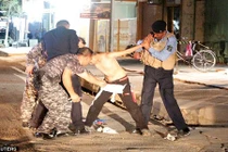 Hãi hùng khoảnh khắc gỡ đai bom khỏi chiến binh nhí IS