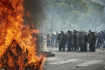 Hãi hùng bạo loạn ở Paris trong ngày Quốc tế Lao động