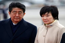 Chức thủ tướng của ông Abe lại lung lay vì bê bối đất công