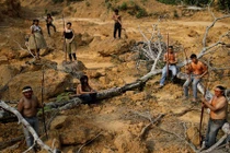 Thổ dân Brazil "lộ diện", thề sống chết bảo vệ rừng Amazon