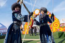 Vẻ đẹp của phụ nữ Kazakhstan trong lễ hội mừng năm mới