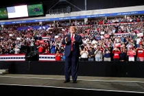 Giữa căng thẳng vùng Vịnh, Tổng thống Trump hành động “lạ“