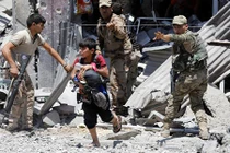 Hình ảnh trẻ em Iraq chạy khỏi Tây Mosul