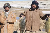 Chiến binh IS bắt cá, đóng thuyền giờ giải lao