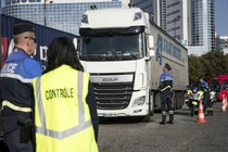 Pháp tìm thấy hàng chục người nhập cư còn sống trong xe tải