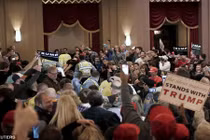 Đụng độ giữa người ủng hộ và phản đối tỷ phú Donald Trump