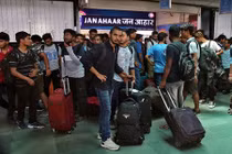 Ấn Độ sơ tán du khách, ồ ạt triển khai binh sĩ đến Kashmir