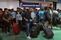 Ấn Độ sơ tán du khách, ồ ạt triển khai binh sĩ đến Kashmir