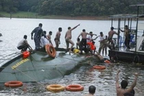 Lật thuyền chở 300 khách tại Ấn Độ, 50 người mất tích