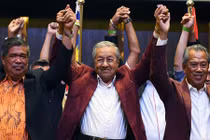 Cựu thủ tướng 92 tuổi bất ngờ chiến thắng trong tổng tuyển cử Malaysia