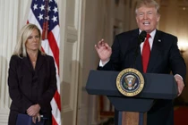 Tổng thống Trump tiếp tục gây áp lực buộc cấp dưới từ chức