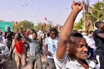 Dân Sudan ăn mừng sau khi Tổng thống Bashir bị bắt giữ