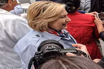 Khoảnh khắc tái xuất “kỳ lạ” của cựu Ngoại trưởng Mỹ Hillary Clinton