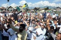 Hình ảnh biểu tình dữ dội tiếp diễn tại khu vực Kashmir