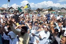 Hình ảnh biểu tình dữ dội tiếp diễn tại khu vực Kashmir