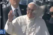 Giáo hoàng Francis bị ném đồ vào mặt giữa đám đông ở Chile