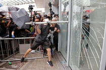 Cảnh tượng tan hoang sau cuộc biểu tình bạo lực ở Hong Kong