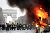 Biểu tình ở Paris biến thành bạo loạn