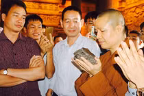 Những báu vật ít người biết về ngôi chùa lớn nhất thế giới ở Hà Nam