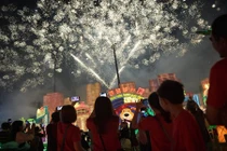 Châu Á sáng rực pháo hoa giao thừa Mậu Tuất