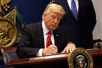 Tổng thống Trump ký ngân sách tạm thời, Chính phủ Mỹ “sống lại”