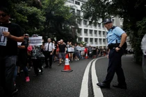 Bất chấp mưa bão, hàng nghìn giáo viên Hong Kong vẫn biểu tình