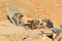 Cận cảnh QĐ Syria “khai quật” kho vũ khí khủng ở Đông Qalamoun