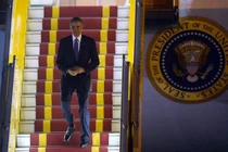 Báo quốc tế ngập tràn ảnh Tổng thống Obama đến Hà Nội