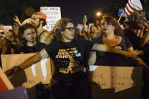 Biểu tình dữ dội sau ngày thứ 2 Đại hội Đảng Dân chủ