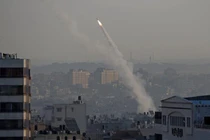 Hãi hùng trận đấu tên lửa dữ dội “xé toạc” bầu trời Dải Gaza
