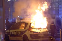 Thủ đô Paris tan hoang sau biểu tình, Tổng thống Macron họp khẩn