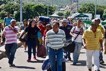Khủng hoảng kinh tế, dân Venezuela ùn ùn kéo sang Colombia