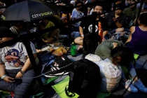 Cảnh vạ vật xếp hàng mua iPhone X trên khắp thế giới